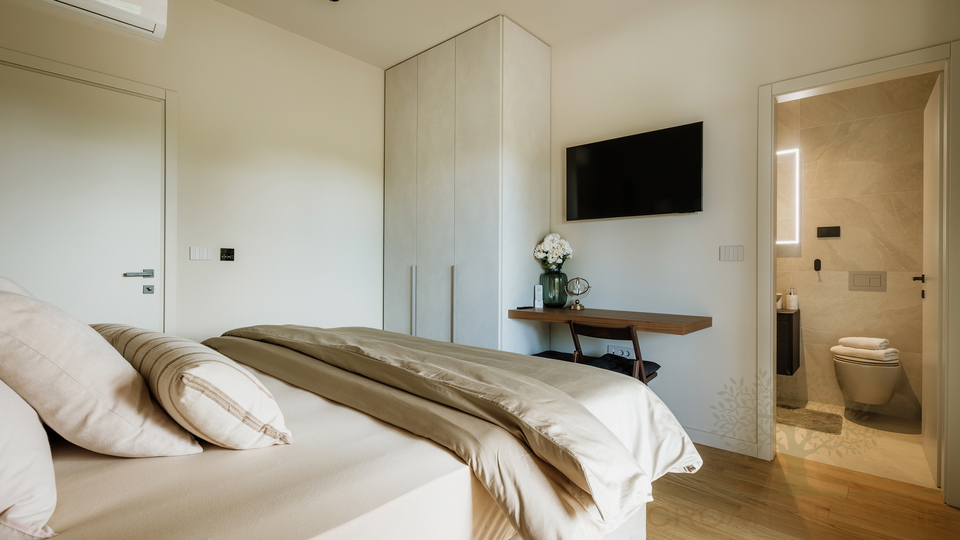Medirrane Neubau Villa mit beheiztem Pool und nur 700 m vom Meer entfernt und Marina - Nettopreis 680&period;000 Euro&excl;