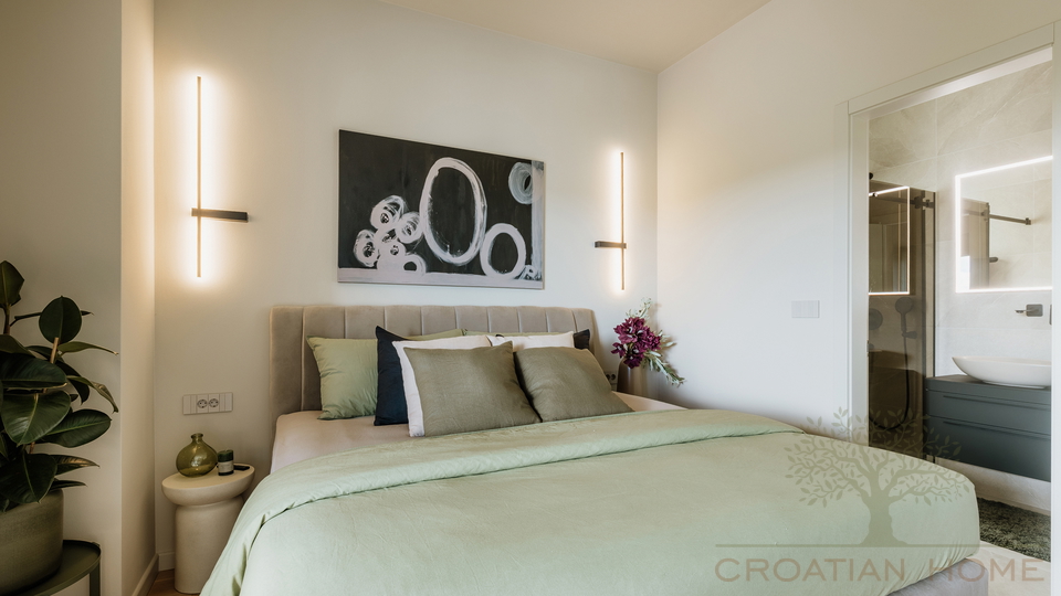 Medirrane Neubau Villa mit beheiztem Pool und nur 700 m vom Meer entfernt und Marina - Nettopreis 680&period;000 Euro&excl;