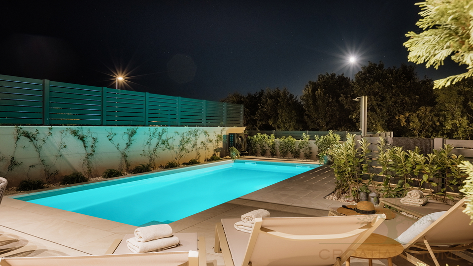 Medirrane Neubau Villa mit beheiztem Pool und nur 700 m vom Meer entfernt und Marina - Nettopreis 680&period;000 Euro&excl;