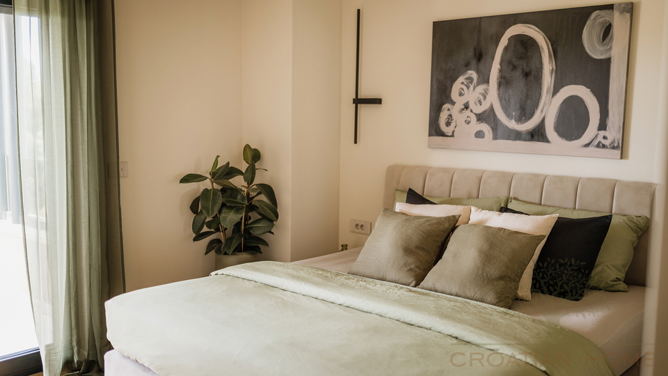 Medirrane Neubau Villa mit beheiztem Pool und nur 700 m vom Meer entfernt und Marina - Nettopreis 680&period;000 Euro&excl;