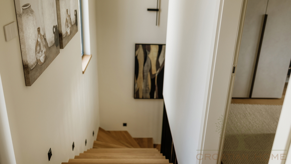 Medirrane Neubau Villa mit beheiztem Pool und nur 700 m vom Meer entfernt und Marina - Nettopreis 680&period;000 Euro&excl;