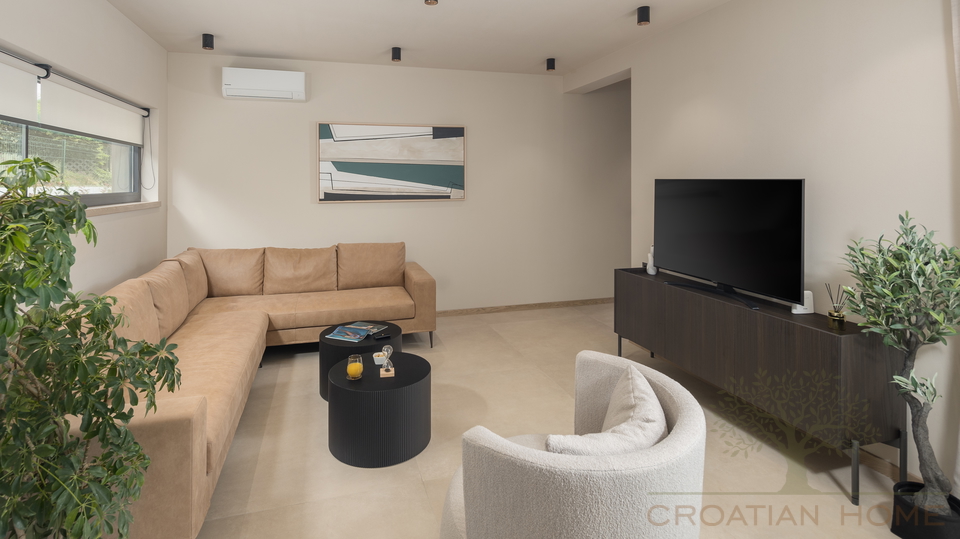Komplett ausgesattete Villa mit Pool in Porec nahe zum sch&ouml;nsten Strand der Stadt