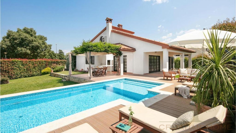 Mediterraner Bungallow mit Garage und beheiztem Pool und wundersch&ouml;n angelegtem Garten