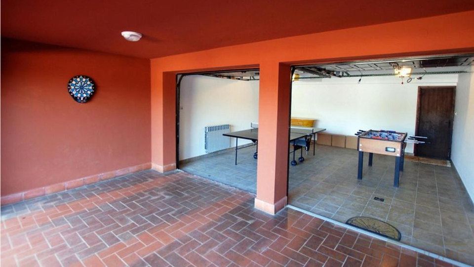 Mediterraner Bungallow mit Garage und beheiztem Pool und wundersch&ouml;n angelegtem Garten