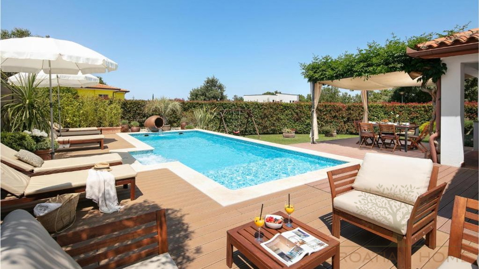 Mediterraner Bungallow mit Garage und beheiztem Pool und wundersch&ouml;n angelegtem Garten