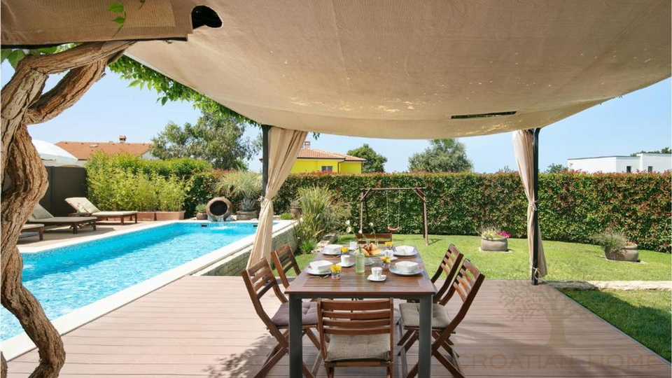 Mediterraner Bungallow mit Garage und beheiztem Pool und wundersch&ouml;n angelegtem Garten