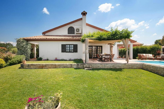 Mediterraner Bungallow mit Garage und beheiztem Pool und wunderschön angelegtem Garten