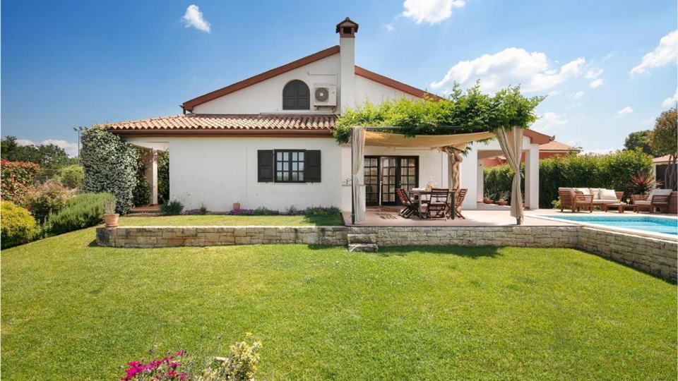 Mediterraner Bungallow mit Garage und beheiztem Pool und wundersch&ouml;n angelegtem Garten