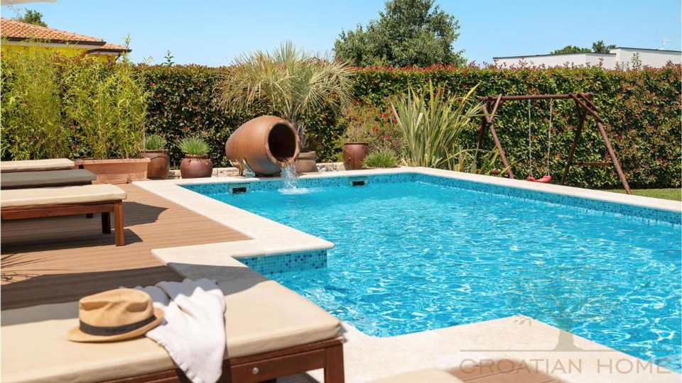 Mediterraner Bungallow mit Garage und beheiztem Pool und wundersch&ouml;n angelegtem Garten