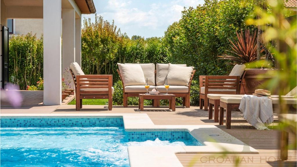 Mediterraner Bungallow mit Garage und beheiztem Pool und wundersch&ouml;n angelegtem Garten