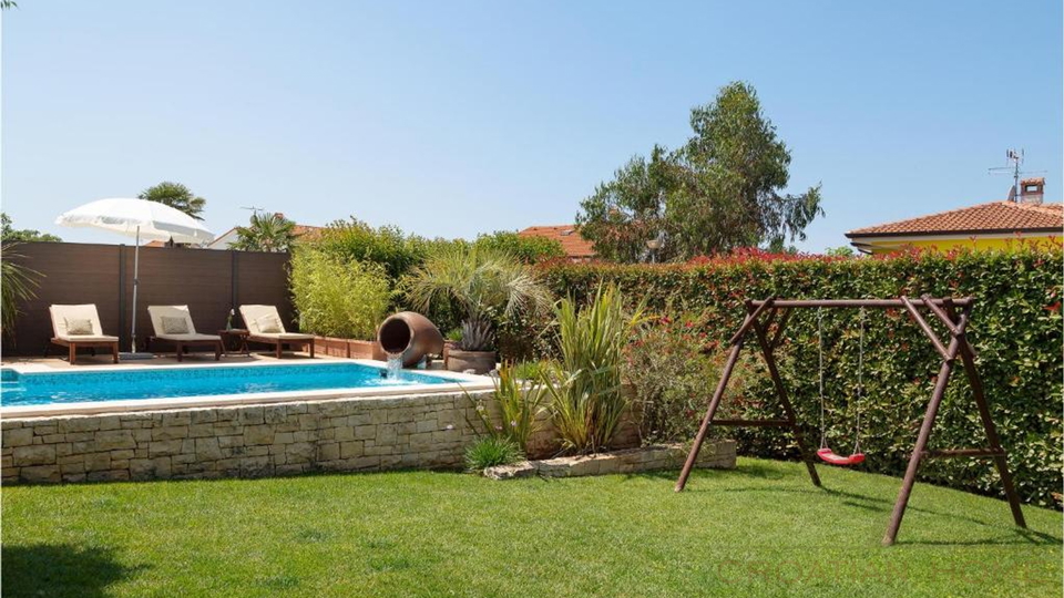 Mediterraner Bungallow mit Garage und beheiztem Pool und wundersch&ouml;n angelegtem Garten