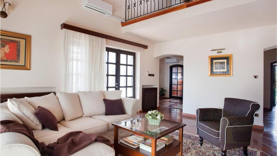 Mediterraner Bungallow mit Garage und beheiztem Pool und wundersch&ouml;n angelegtem Garten