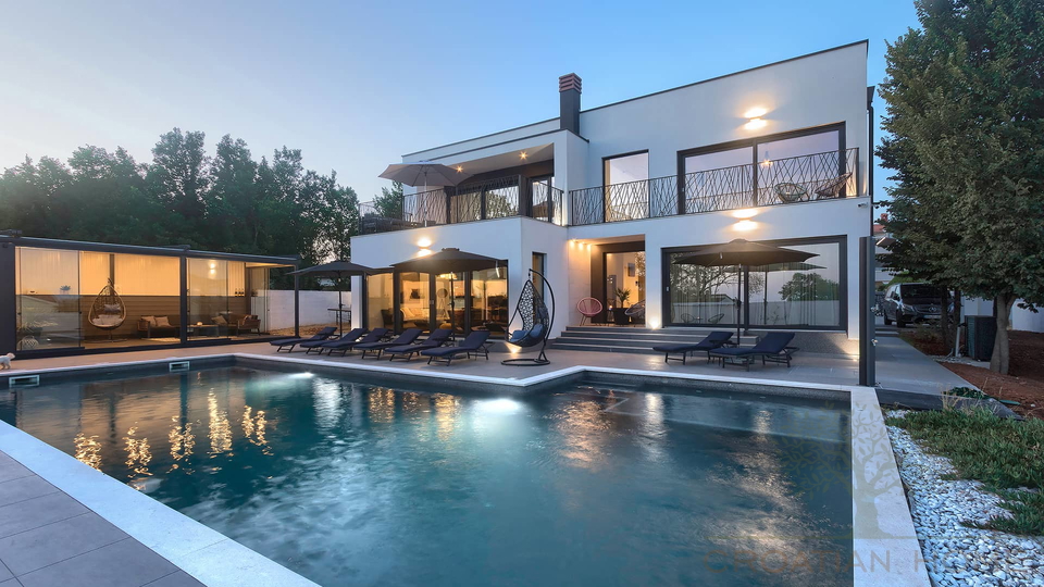 Neubau Villa mit Pool und Solaranlage