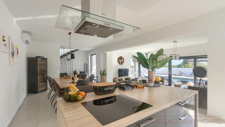 Neubau Villa mit Pool und Solaranlage