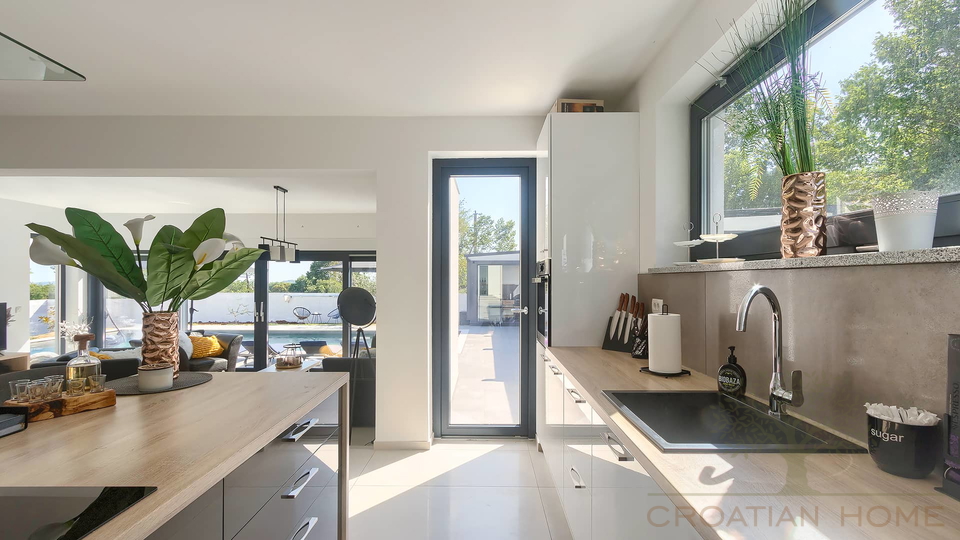 Neubau Villa mit Pool und Solaranlage