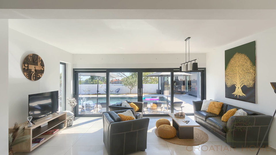 Neubau Villa mit Pool und Solaranlage