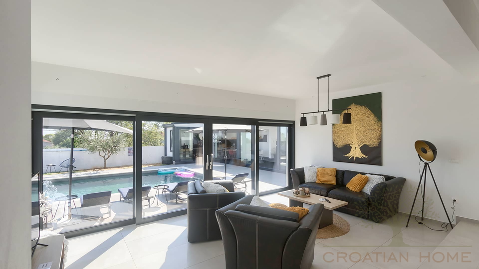 Neubau Villa mit Pool und Solaranlage