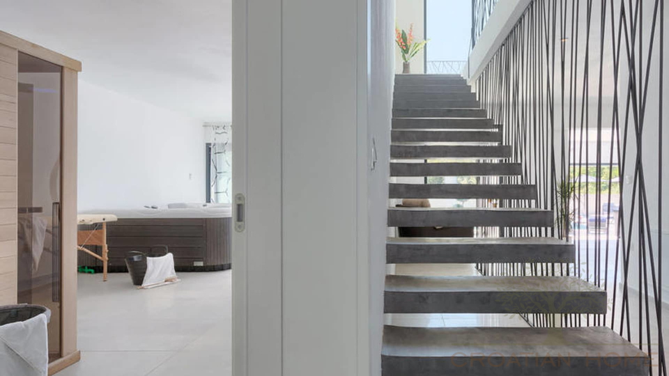 Neubau Villa mit Pool und Solaranlage