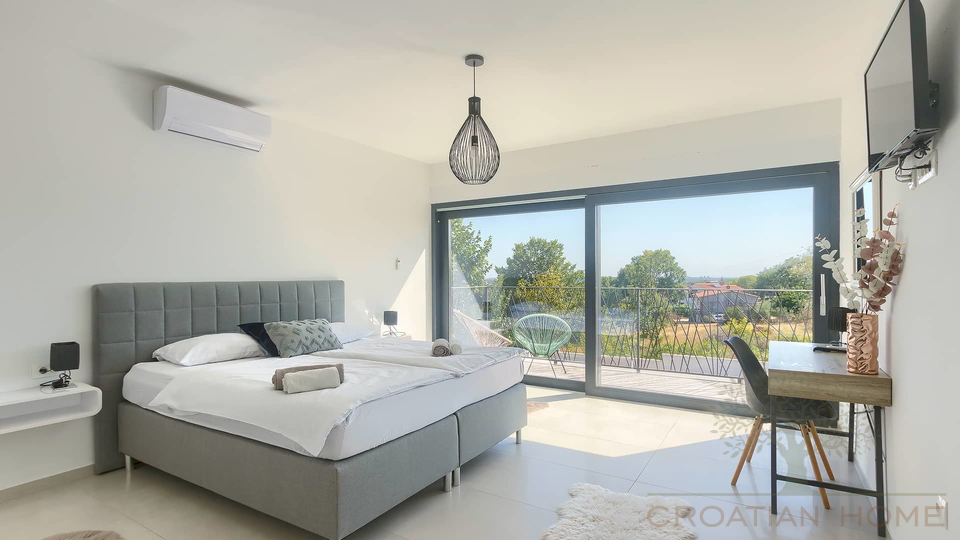 Neubau Villa mit Pool und Solaranlage