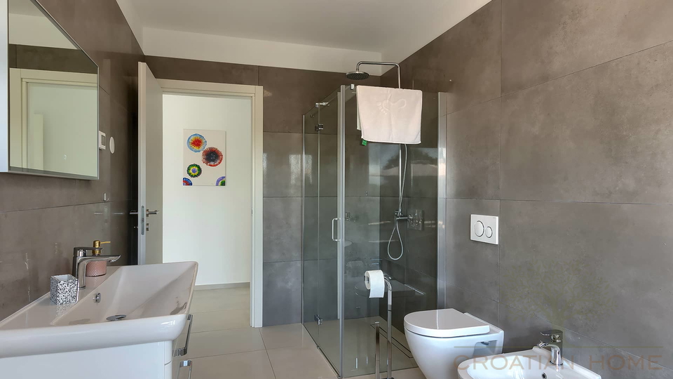 Neubau Villa mit Pool und Solaranlage