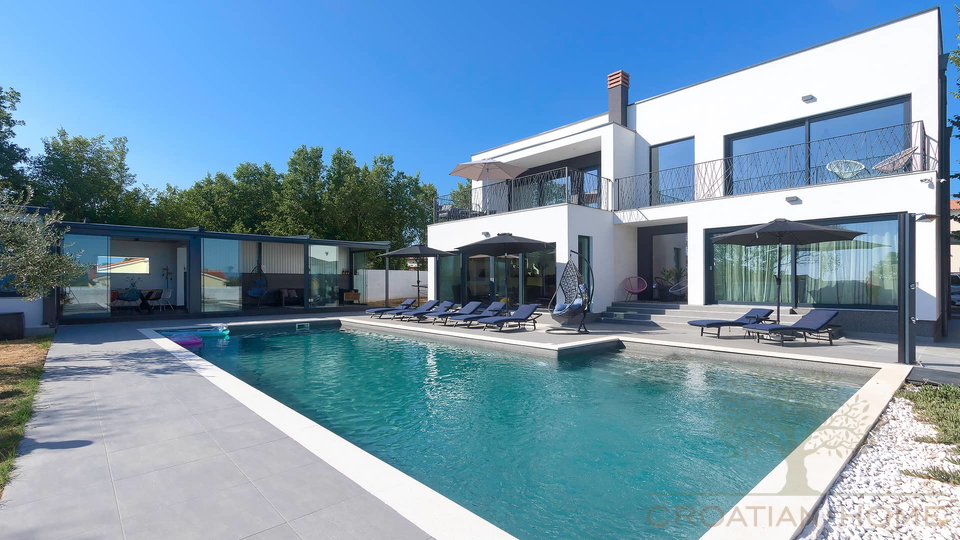 Neubau Villa mit Pool und Solaranlage