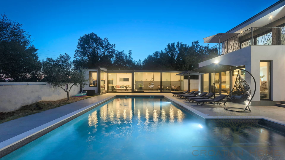 Neubau Villa mit Pool und Solaranlage