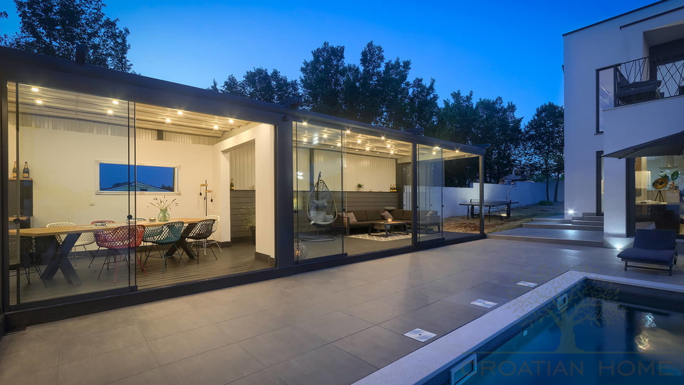 Neubau Villa mit Pool und Solaranlage