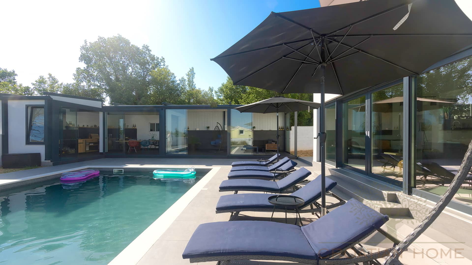 Neubau Villa mit Pool und Solaranlage