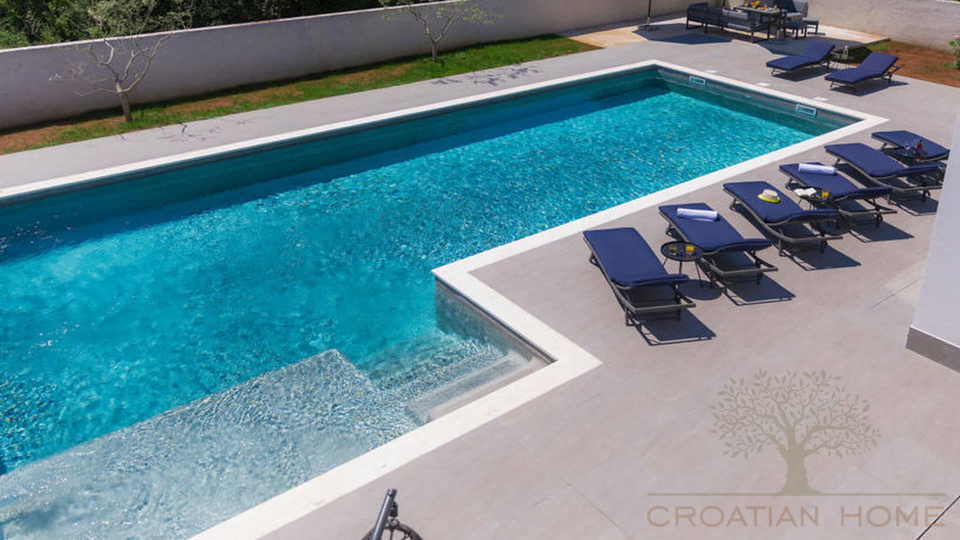 Neubau Villa mit Pool und Solaranlage