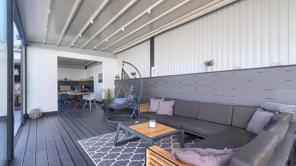 Neubau Villa mit Pool und Solaranlage