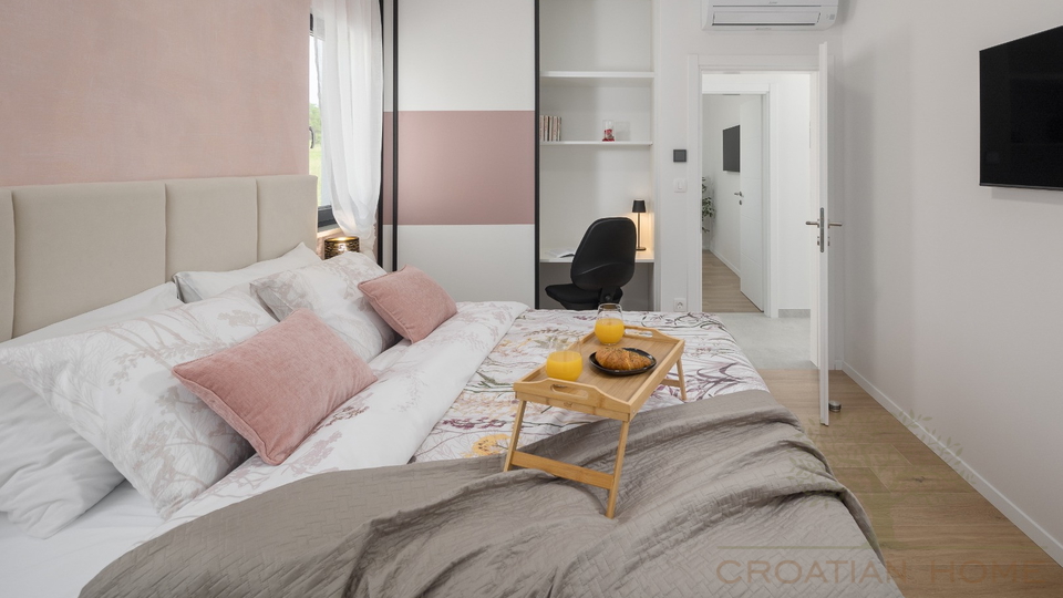 Neubau Bungalow mit beheiztem Pool&comma; Wellnessraum&sol;Fittnessraum&comma; bioklimatische Pergola und Fussbodenheizung&comma; K&uuml;che im Preis inbgrf&comma;