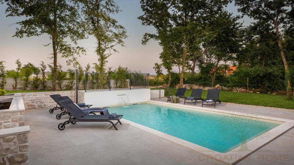 Eleganter Neubau Bungalow mit Pool - Ruhe&comma; Privatsph&auml;re und ganzj&auml;hriger Wohnkomfort