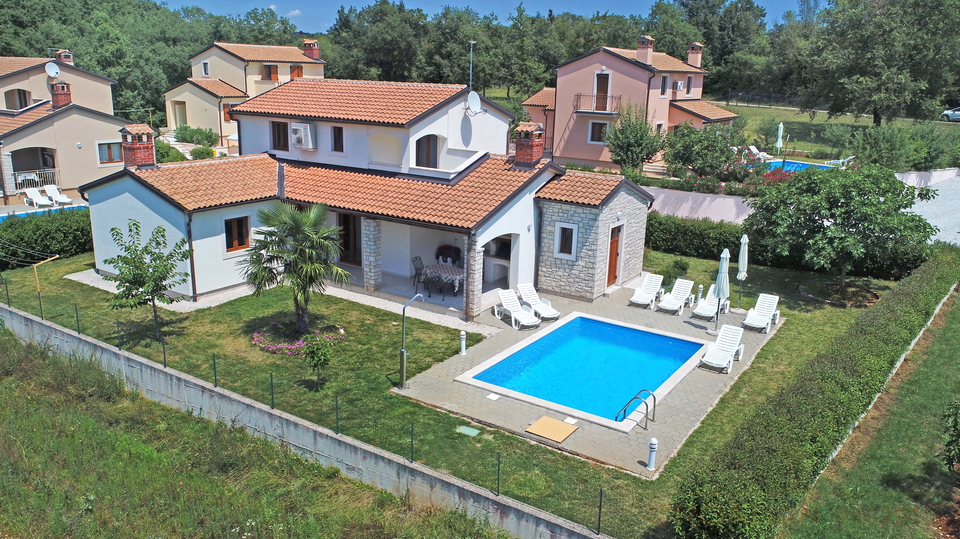 Mediterrane Villa mit Pool im Gr&uuml;nen