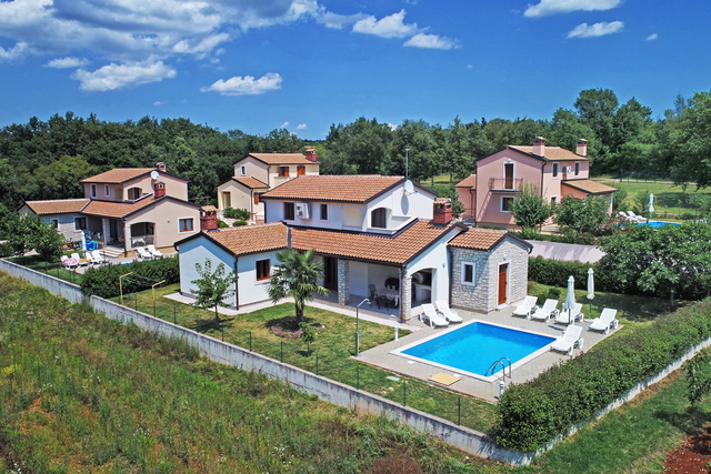 Mediterrane Villa mit Pool im Grünen