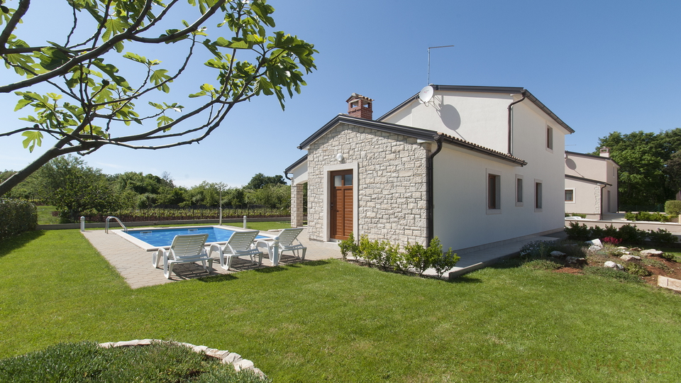 Mediterrane Villa mit Pool im Gr&uuml;nen