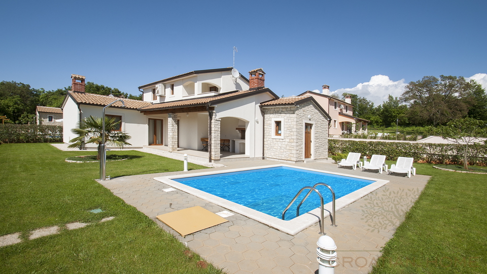 Mediterrane Villa mit Pool im Gr&uuml;nen