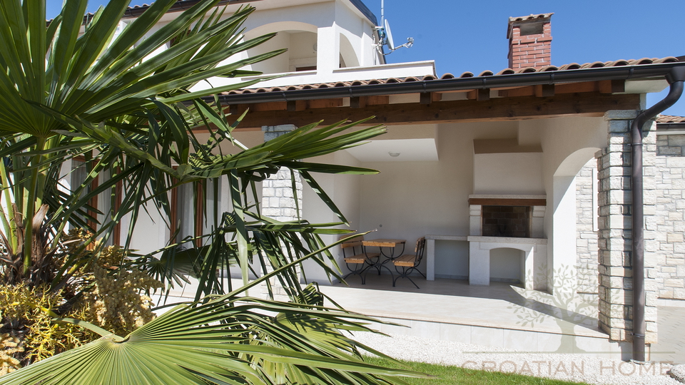 Mediterrane Villa mit Pool im Gr&uuml;nen