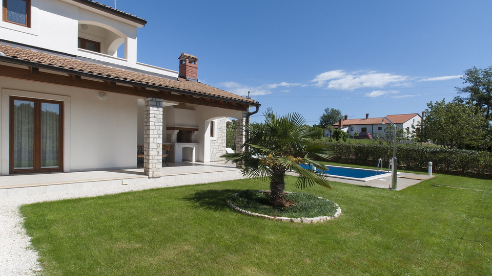 Mediterrane Villa mit Pool im Gr&uuml;nen