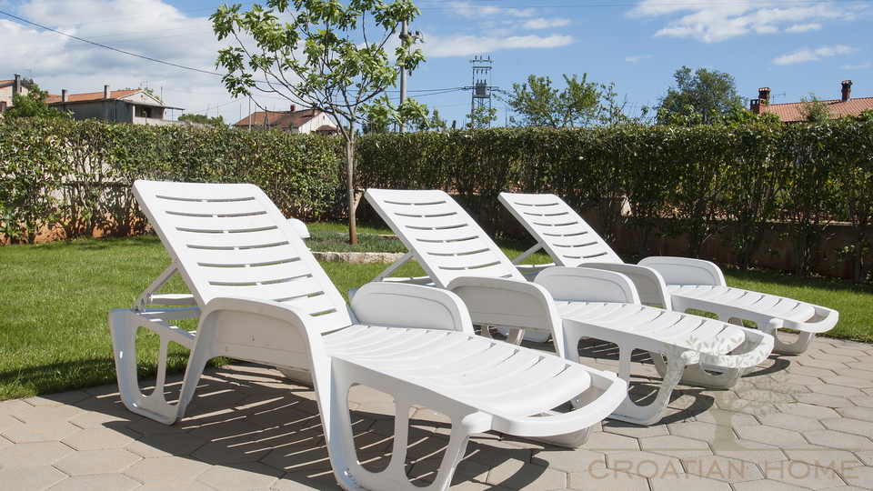 Mediterrane Villa mit Pool im Gr&uuml;nen