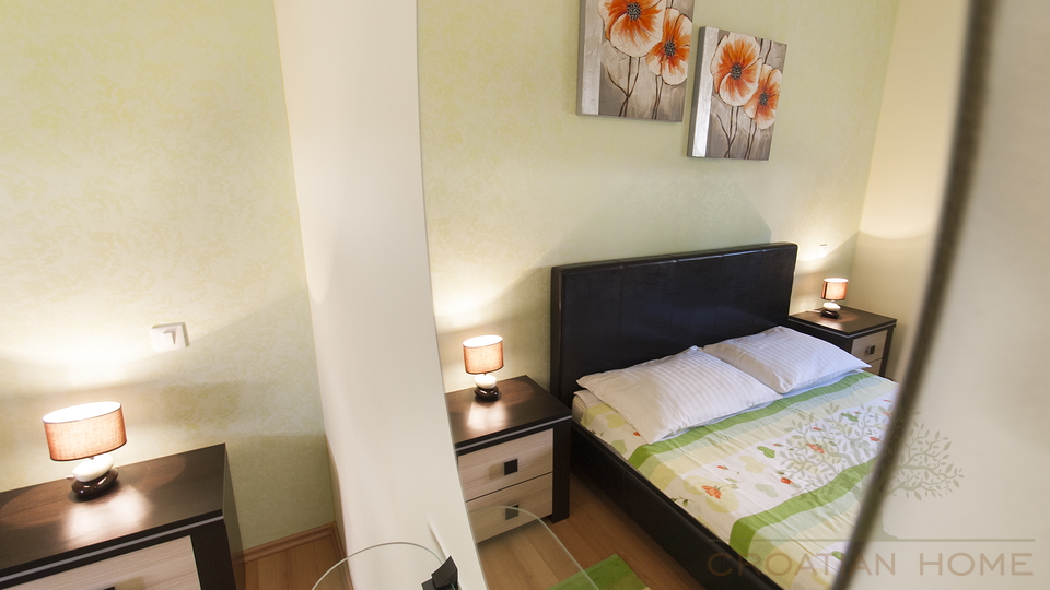 Mediterrane Villa mit Pool im Gr&uuml;nen