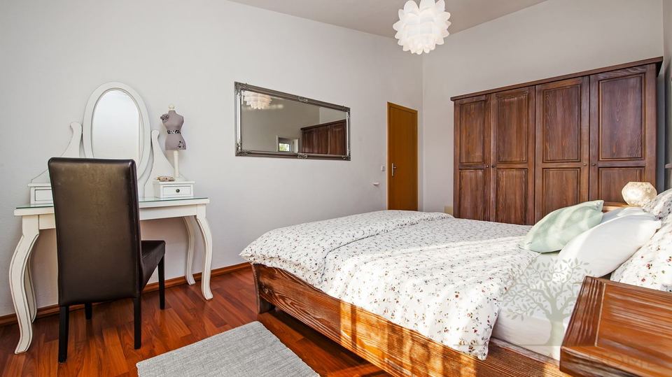 Pflegeleichtes Haus mit kleinem Garten und 4 Schlafzimmer bei Porec