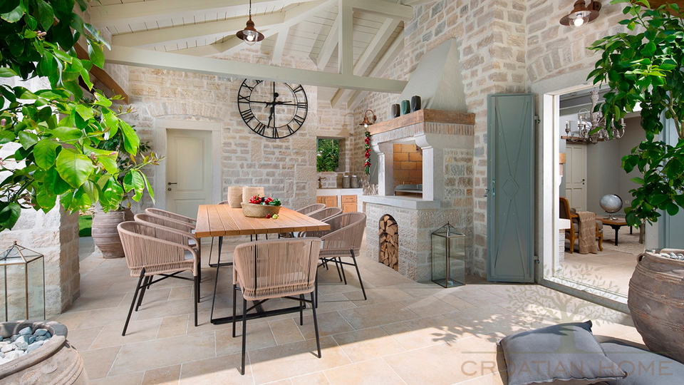 Mediterrane Luxusvilla mit 4 Schlafzimmer&comma;  50 m2 Pool mit Zugang zu Tennis&comma;Basketball&comma; Fussballplatz