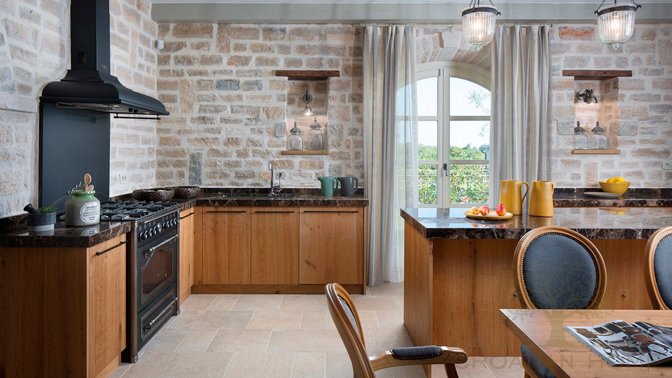 Mediterrane Luxusvilla mit 4 Schlafzimmer&comma;  50 m2 Pool mit Zugang zu Tennis&comma;Basketball&comma; Fussballplatz