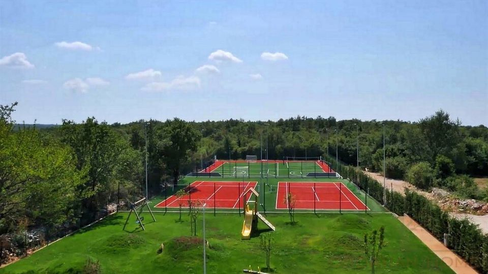 Mediterrane Luxusvilla mit 4 Schlafzimmer&comma;  50 m2 Pool mit Zugang zu Tennis&comma;Basketball&comma; Fussballplatz