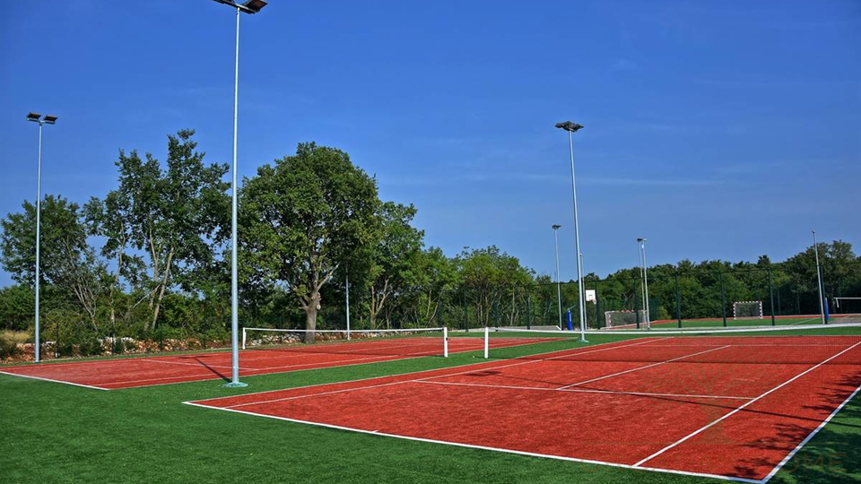 Mediterrane Luxusvilla mit 4 Schlafzimmer&comma;  50 m2 Pool mit Zugang zu Tennis&comma;Basketball&comma; Fussballplatz