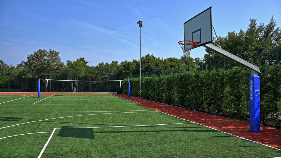 Mediterrane Luxusvilla mit 4 Schlafzimmer&comma;  50 m2 Pool mit Zugang zu Tennis&comma;Basketball&comma; Fussballplatz