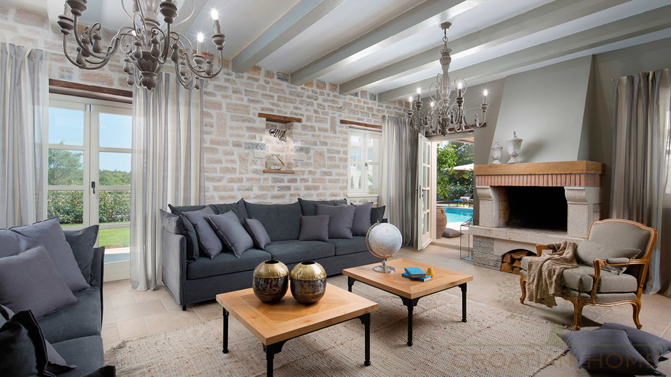 Mediterrane Luxusvilla mit 4 Schlafzimmer&comma;  50 m2 Pool mit Zugang zu Tennis&comma;Basketball&comma; Fussballplatz