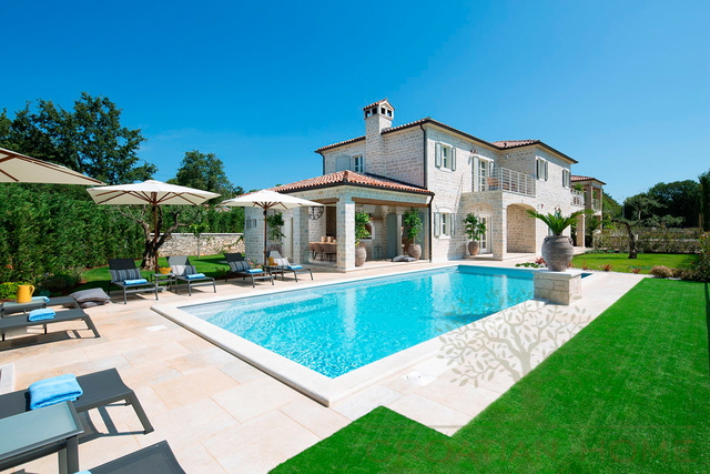 Mediterrane Luxusvilla mit 4 Schlafzimmer, 50 m2 Pool mit Zugang zu Tennis,Basketball, Fussballplatz