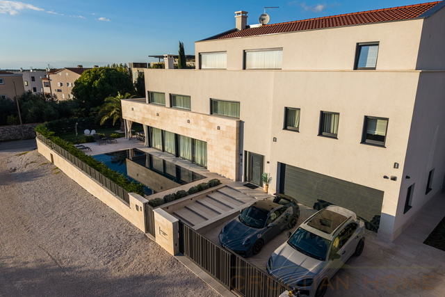 Selten auf dem Markt - luxuriőse Designer-Villa in Meeresnähe mit Meerblick
