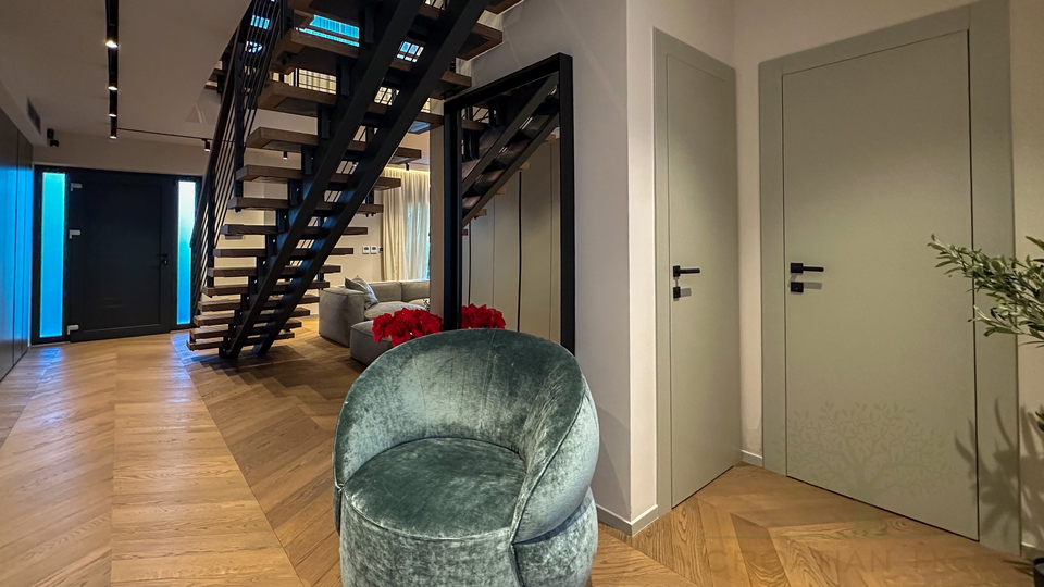 Selten auf dem Markt - luxuri&odblac;se Designer-Villa in Meeresn&auml;he mit Meerblick
